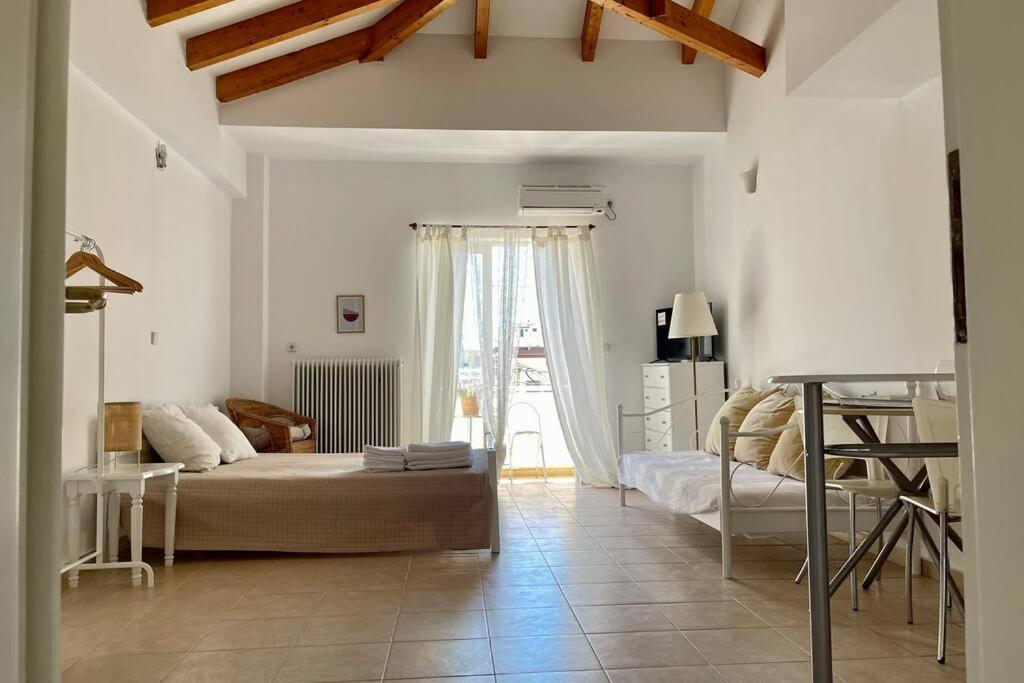 Studio Stay White Room Kalamata Bagian luar foto