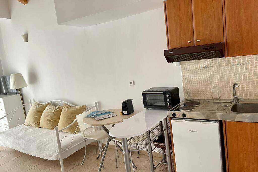 Studio Stay White Room Kalamata Bagian luar foto