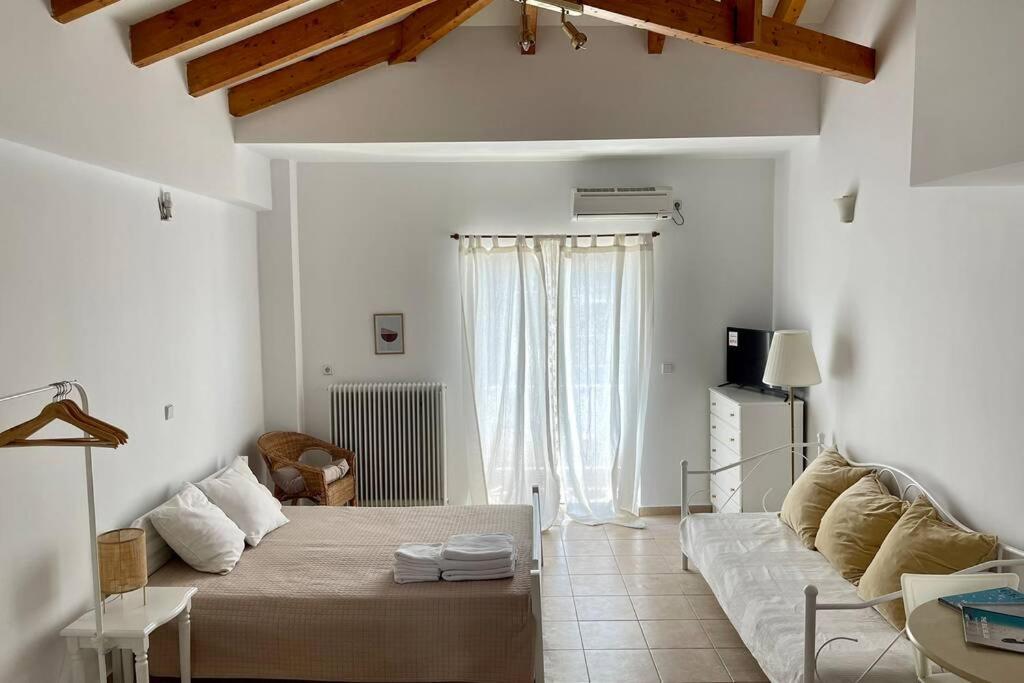 Studio Stay White Room Kalamata Bagian luar foto